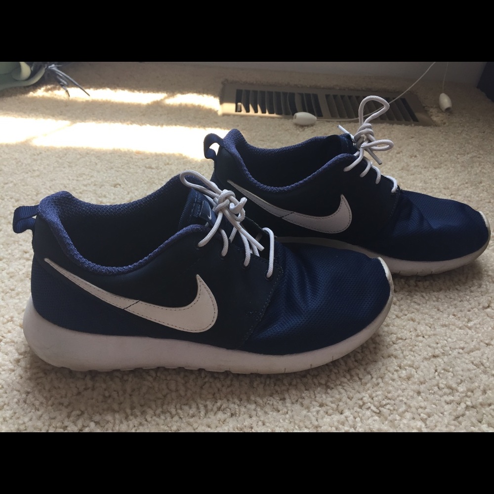 NAVY BLUE NIKE ROSCHES